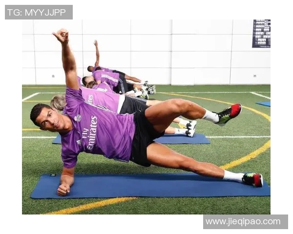 足球明星C罗的身材秘密揭秘如何保持完美体型与运动表现